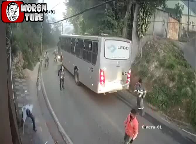 Video :Alpha guys come off a bus and beat up a lady after he assaults her on the street